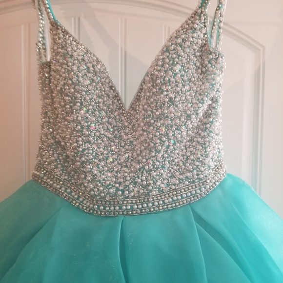 BEAUTIFUL PROM DRESS - Picture 2 of 8